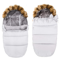 Fußsack mit Schlaufe, Fünf-Punkt-Sicherheitsgurte, hellgrau