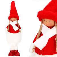 Poupée naine en tenue d'hiver, une figurine debout de fille en rouge