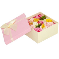 Roses de savon dans une boîte cadeau